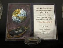 The 2001 Nobel Peace Prize to the UN--diploma in the lobby of the UN Headquarters in New York City Friedensnobelpreis 2001 Vereinte Nationen.jpg