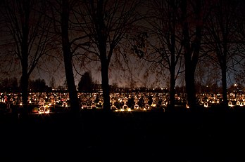 Le cimetière de Ginkūnai (Šiauliai, Lituanie) dans la nuit séparant la Toussaint de la Commémoration de tous les fidèles défunts. (définition réelle 4 491 × 2 983)