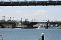 Die zweite Glebe Island Bridge vom Wasser aus. Die Fahrbahnen der ANZAC Bridge liegen darüber.