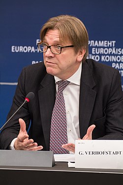 Verhofstadt lehdistötilaisuudessa Strasbourgissa 2014