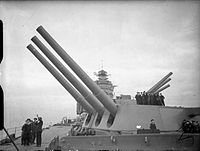 Cannone del HMS Rodney alla massima elevazione, 1940