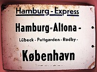 Zuglaufschild mit Doppel­binde­strich im Bahn­hofs­namen Hamburg-Altona
