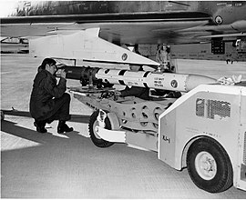 подвеска ракеты под крыло истребителя-бомбардировщика F-4D Phantom