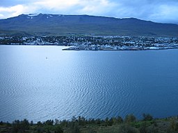 Hlíðarfjall reser sig bakom Akureyri