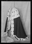 Riksrådsdräkt med mantel, troligen uppsydd inför och använd vid Karl XIV Johan:s kröning 1818.