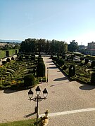 Jardin à la française de l'Évêché avec parterres de buis et ifs, bassins, bosquets.