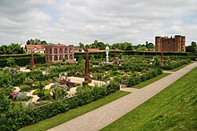 Elizabethan garden at Kenilworth Castle. Kenilworth Castle Gardens (9791).jpg