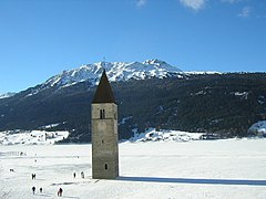 Clocher de l'église d'Alt-Graun dans le lac de Resia.