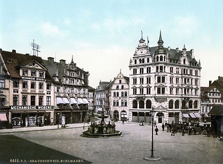 Fotografie um 1905: Im Zentrum der neue Brunnen von Oskar Sommer. Das Haus Leuenturm ist ganz rechts.