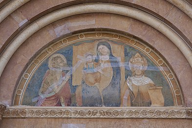 Lunetta della porta santa. Affresco di Antonio Martini di Atri: Vergine col Bambino tra San Giovanni Battista e San Pietro Celestino che mostra la Bolla della Perdonanza