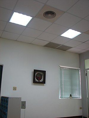 Dropped ceiling equipped with LED lighting