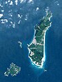 新島（右）と式根島のランドサット衛星写真