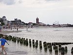 Strandbadet och fyren i Darłówko norr om staden.