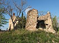 Ruine des Hameau de Vilarmila (11. Jh.) nahe Llupia, im Hintergrund Église Sainte-Marie de Vilarmila