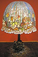 Louis comfort tiffany, lampada da tavolo pomb lily, 1900-10 ca..JPG