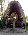 Lourdes-Grotte mit Marienfigur im Strahlenkranz