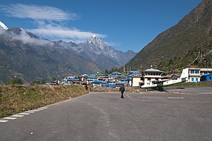 Melihat ke seberang kota Lukla, dengan landasan pacu Bandar Udara Lukla di depan