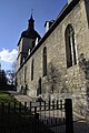 Blick von Südosten, im Vordergrund rechts die beiden beschriebenen Kirchenfenster