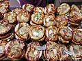 Pretzel met kaas op een kerstmarkt in Colmar, Frankrijk