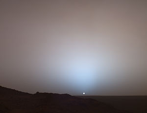 صُورة لِغُرُوب الشمس على سطح المريِّخ التقطها المسبار المُتجوِّل سپيريت في 19 أيَّار (مايو) 2005