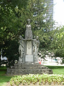 Monumento a Francisco Navarro Villoslada.