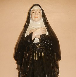 Photo d'une statue de religieuse en habit noir