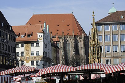 Hauptmarkt 27 (Haus der Wirtschaft), rechts Schöner Brunnen