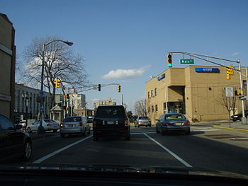 Ĉefstrato kaj Lemoine Avenue en Fort Lee Koreatown