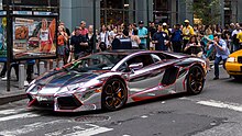 Voiture argentée attirant l'attention