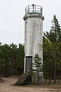 Un petit phare en béton.