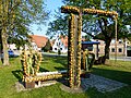 Osterbrunnen in Lenkersheim (von Brücke) – hier für dieses Bild stimmen