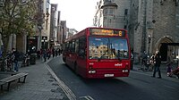 オックスフォード市のQueen Street（バスの進入が許可されている）