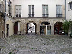 Une cour du village Saint-Paul restauré et aménagé sur les anciens jardins du roi Charles V.