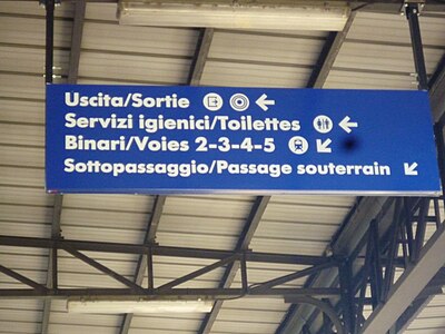 Bilingual Italian-French sign in the station.