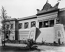 Fachada del pabellón de México en la Exposición Universal de 1889.[2]​