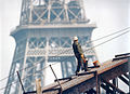 Travail sur corde : peintre sur la Tour Eiffel aujourd’hui (années 2000).
