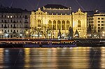 Konserthuset, Pesti Vigadó vid Vigádo tér i kvällsbelysning.