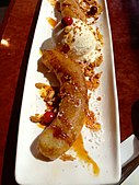 Pisang goreng con helado de vainilla