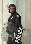 Policier du Service fédéral de protection des États-Unis équipé d'un bouclier antiémeute.