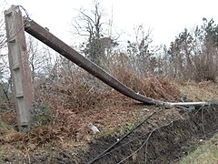 Poteau électrique brisé.