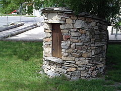 Un des puits du village.