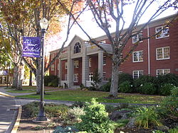 A Riley Center, a hallgatói önkormányzat és a könyvtár épülete
