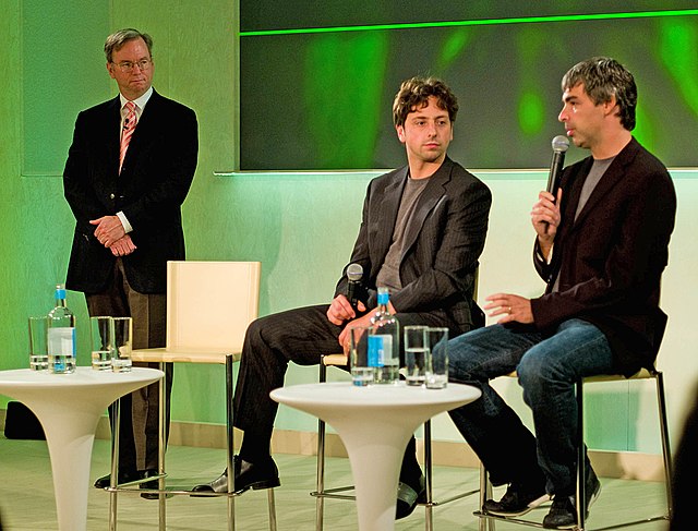 Eric Schmidt, Sergey Brin și Larry Page stând împreună