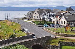 Udalerriaren herrigunea eta Harbour Shop, Kintyre eta ekialderuntz begiratuz gero