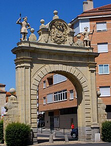 Puerta de Madrid en Segovia, arriba representados Díaz Sanz y Fernán García