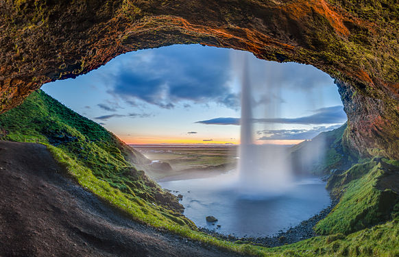 „Sunset view from the back of the Seljalandsfoss waterfall, Suðurland, Iceland.“, Diego Delso, CC BY-SA 4.0