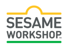 Логотип для Sesame Workshop, созданный в 2018 году одновременно с премьерой фильма «Эсме и Рой». На ней изображены слова «МАСТЕРСКАЯ СЕЗАМА» (все заглавные буквы) внутри серых линий, желтых вверху и зеленых внизу, которые вместе образуют форму, похожую на знак «Улица Сезам».