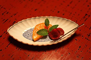 Ein Schnitz Setoka mit Erdbeere und Minze serviert als 12. Gang eines Kaiseki Abendessens im Hiiragiya Ryokan, Kyoto