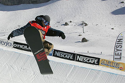 400px-Snowboarder_in_halfpipe