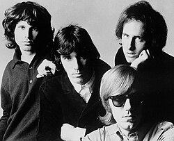 Полный состав группы The Doors Слева направо: Моррисон, Денсмор, Манзарек и Кригер.
